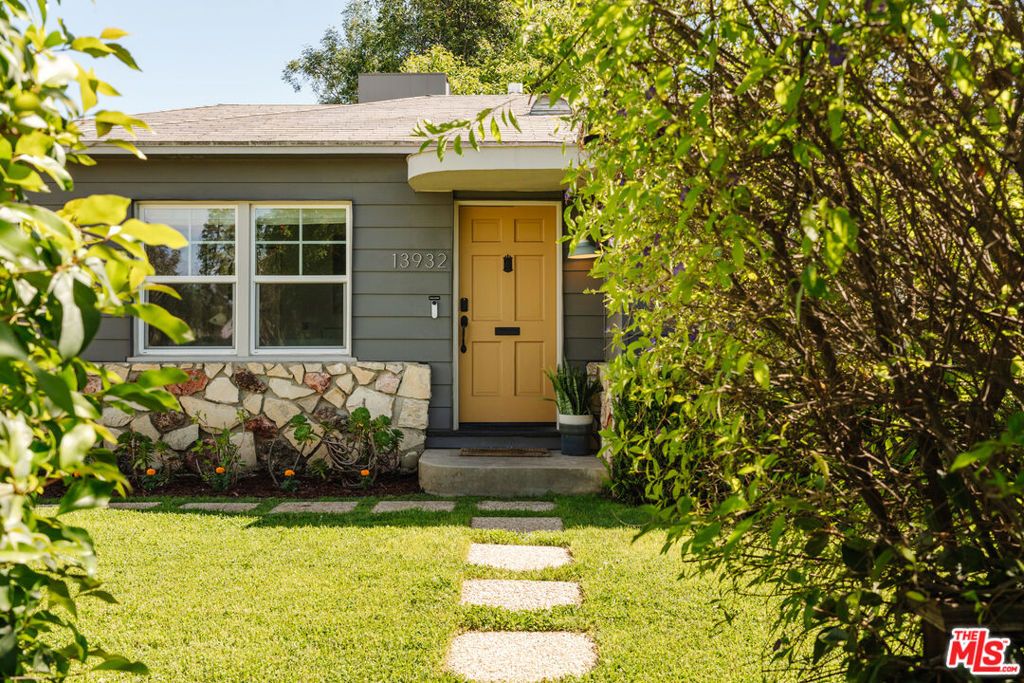 Photo of 13932 Hamlin Street, Valley Glen, CA 91401 (MLS # 26679967)