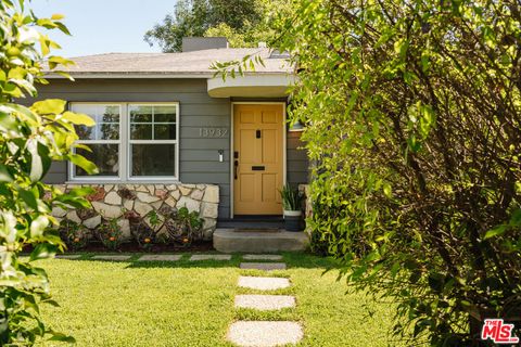 Photo of 13932 Hamlin Street, Valley Glen, CA 91401 (MLS # 26679967)