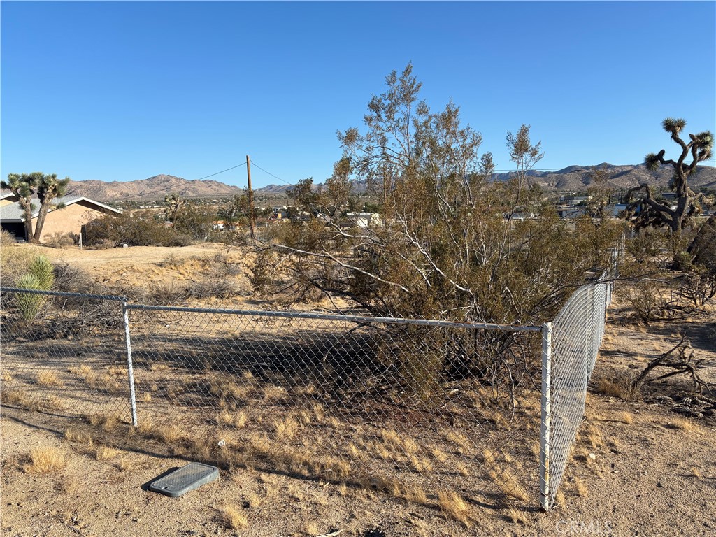 Come see this Yucca Valley Land, Near to Joshua Tree close to all amenities, Home Depot, Walmart, restaurants and much more.
thousand of tourists visit every year!
Water on site electricity nearby, buyers to verify all utilities with appropriate companies.