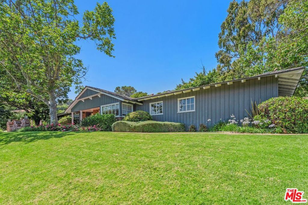 Call agent Susan Diamond 310-924-1744 or Matt Diamond 310-924-9051 for showings.