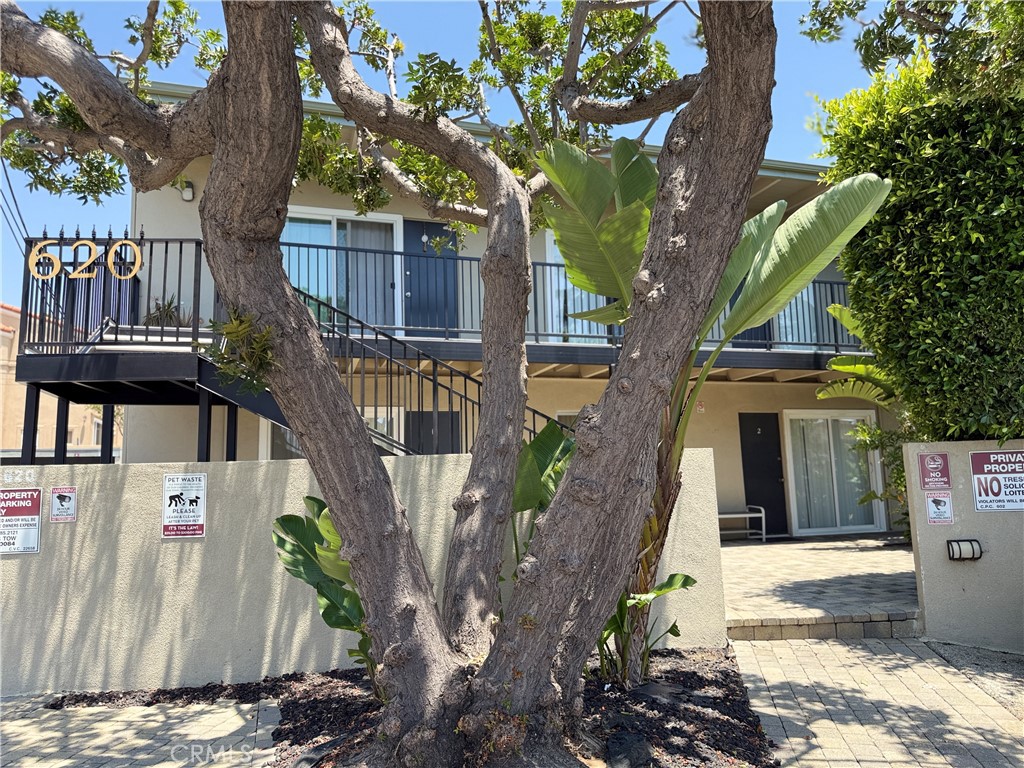 Charming studio unit in a prime location! This well-maintained property includes water and trash in the rent and offers one assigned parking space. Enjoy community amenities including a sparkling pool, community laundry, and beautifully manicured grounds. Located close to Washington Blvd, Freedom Park, and plenty of nearby shopping and dining options. Don’t miss this great opportunity!
