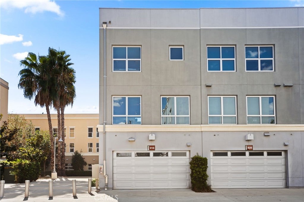 918 E Civic Center