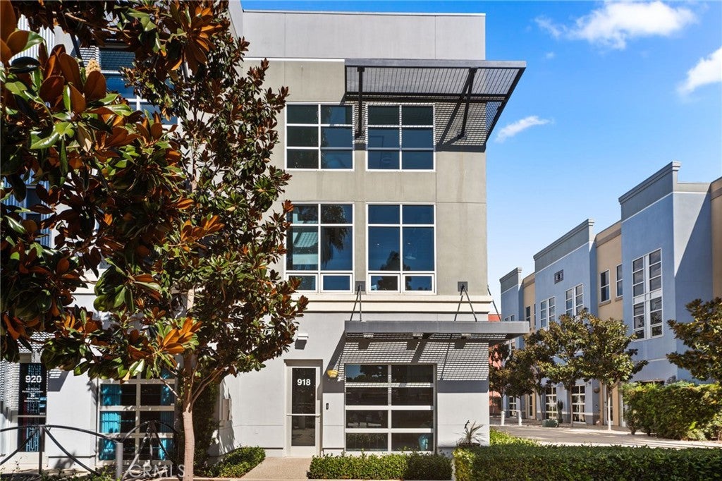 918 E Civic Center