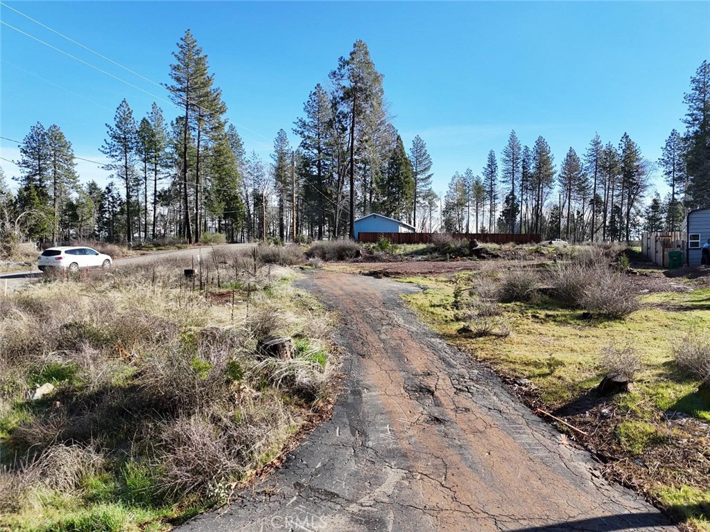 Discover this exceptional corner lot located in a quaint cul-de-sac. Enjoy the convenience of being just minutes away from local amenities like shopping, dining, and the post office, with an easy commute to Paradise, Chico, and Oroville. Part of the Paradise Pines Property Owners Association, only $26/month. Association benefits include a clubhouse with meeting spaces, two event centers with full kitchens, a bar and lounge, tennis courts, a bocce ball court, playground, hiking trails, and a swimming pool and spa. A perfect blend of serene living and community perks!