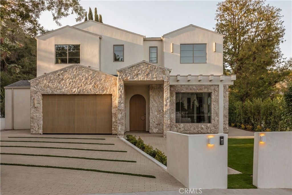 Photo of 16933 Bosque Drive, Encino, CA 91436 (MLS # SR26124555)
