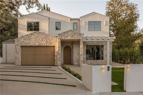 Photo of 16933 Bosque Drive, Encino, CA 91436 (MLS # SR26124555)