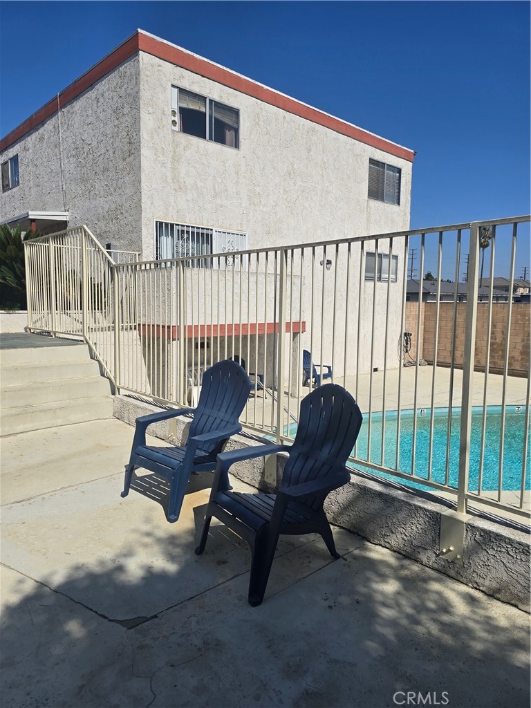 Don’t miss this rare opportunity to own a charming, long-time-owned, and well-maintained 2-bedroom, 2-bath condo in the heart of North Inglewood. This inviting two-level unit offers a spacious living room, a dedicated dining area, and a private patio—perfect for relaxing or entertaining. Upstairs, you’ll find two generously sized bedrooms with ample closet space.
Recent updates include fresh paint, upgraded ceiling fans and light fixtures, and new tile flooring in the living room, dining area, and bathrooms. Additional features include gated side-by-side parking (Spaces 4 & 4A) in the sub-level garage, access to a community pool, BBQ area, and on-site laundry facilities.
Ideally located just a few miles from the beach and minutes from SoFi Stadium, this home is also within walking distance to local restaurants and shops. Enjoy quick, convenient access to Venice’s Abbot Kinney, Culver City, LAX, and El Segundo’s vibrant downtown entertainment district.