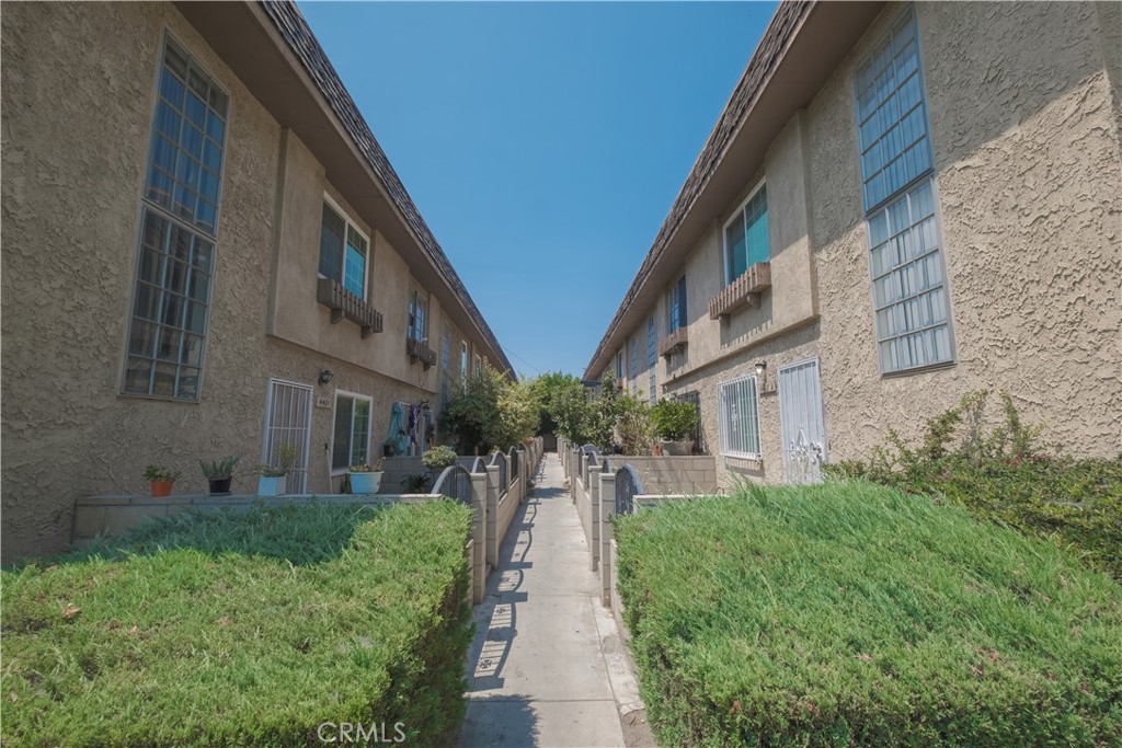 Welcome to this move-in ready, two-story condo located in the heart of Baldwin Park! Featuring 3 spacious bedrooms and 2 full bathrooms, this home offers the perfect blend of comfort, convenience, and modern living.Step inside to find 1 bedroom and bathroom on the floor level, and a beautiful staircase leading up to a beautifully lit family room and well-appointed kitchen that includes a refrigerator, stove, and dishwasher—all ready for your culinary needs. The living and dining areas flow seamlessly, making it ideal for entertaining or relaxing with family.
Upstairs, you'll find generously sized bedrooms with ample with a walk- in closet in the master bedroom and tons of natural light.
Additional features include in-unit laundry hookups, and dedicated parking. Whether you're a first-time buyer or looking to upgrade, this condo is truly turn-key and ready for you to call home.