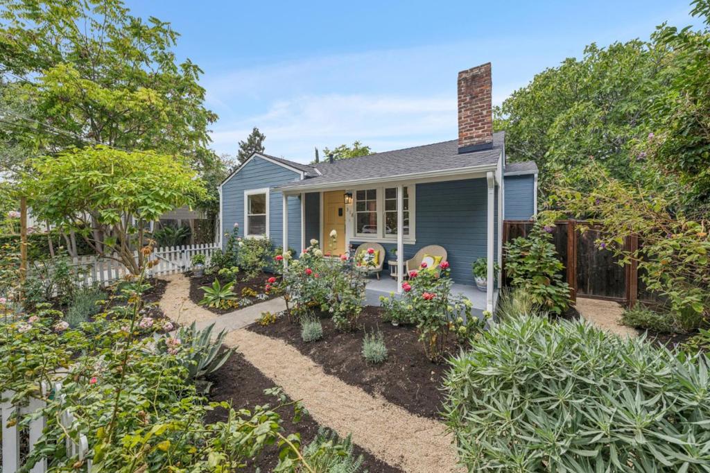 Photo of 318 Oak Avenue, Redwood City, CA 94061 (MLS # ML82062005)
