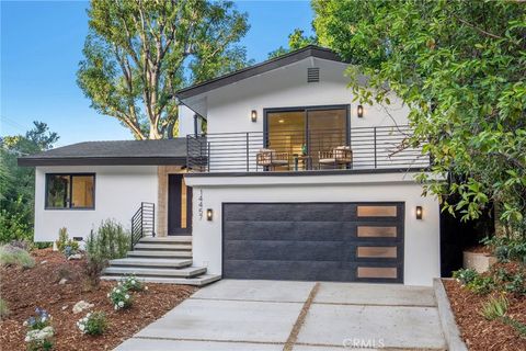 Photo of 14457 Glorietta Drive, Sherman Oaks, CA 91423 (MLS # SR25246032)