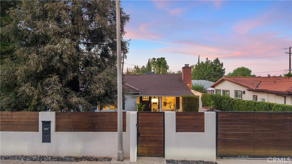 Photo of 22227 Avenue San Luis, Woodland Hills, CA 91364 (MLS # SR26223417)