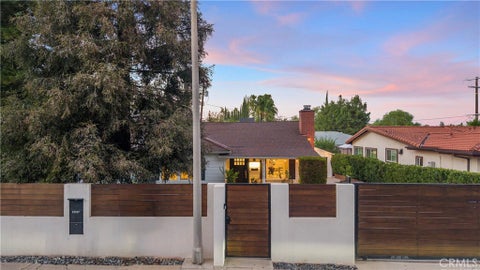 Photo of 22227 Avenue San Luis, Woodland Hills, CA 91364 (MLS # SR26223417)