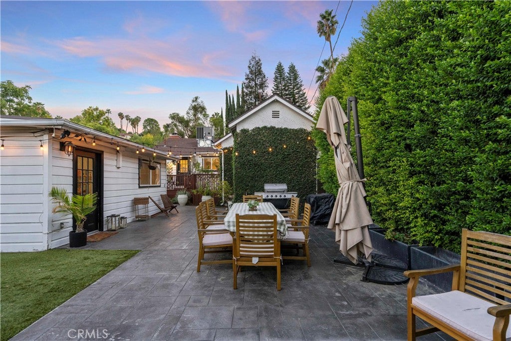 Photo of 22227 Avenue San Luis, Woodland Hills, CA 91364 (MLS # SR26223417)