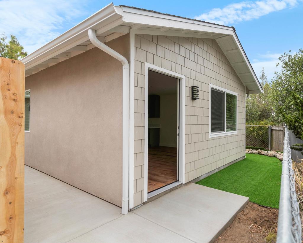 Brand New ADU with Ocean Views, private yard and spacious. Enjoy your afternoon sunsets daily. Walk to all the schools, Magnolis,ValleyMiddle and Carlsbad HIgh. Washer and Dryer included, utilities included in the rent.