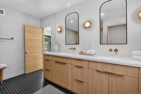 Tiny photo for 3992 La Cresta Dr Dr, San Diego, CA 92107 (MLS # 260017120SD)