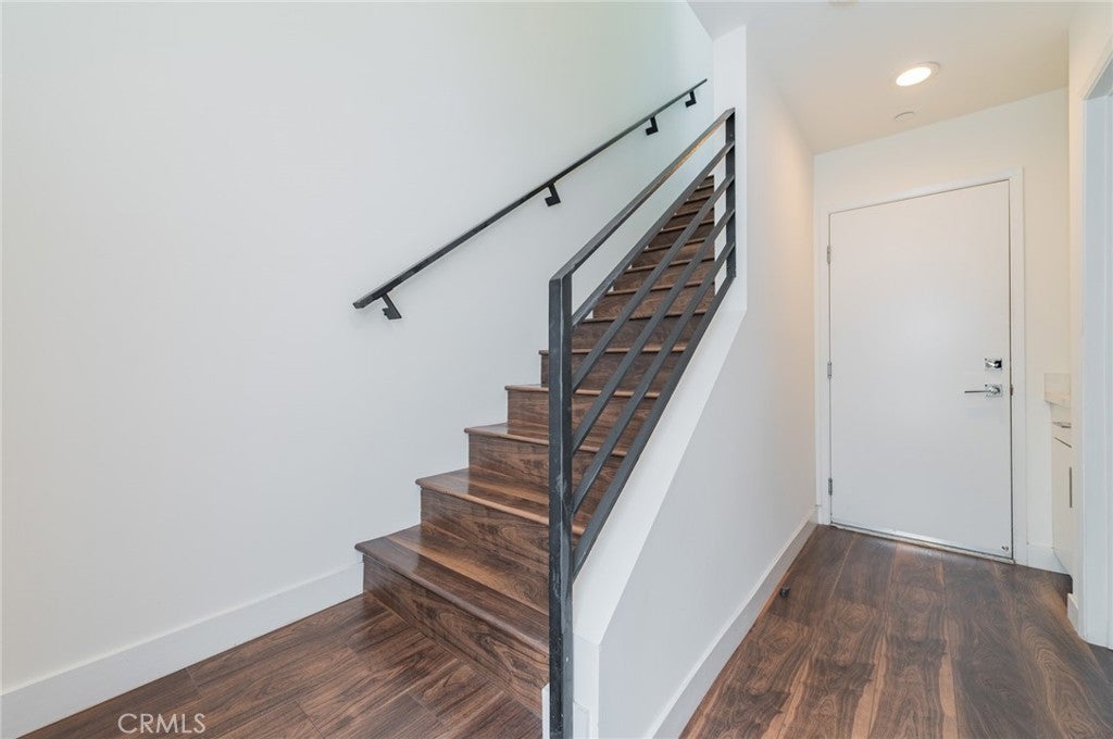 6016 W Beachwood Ln Ln, Los Angeles CA 90038
