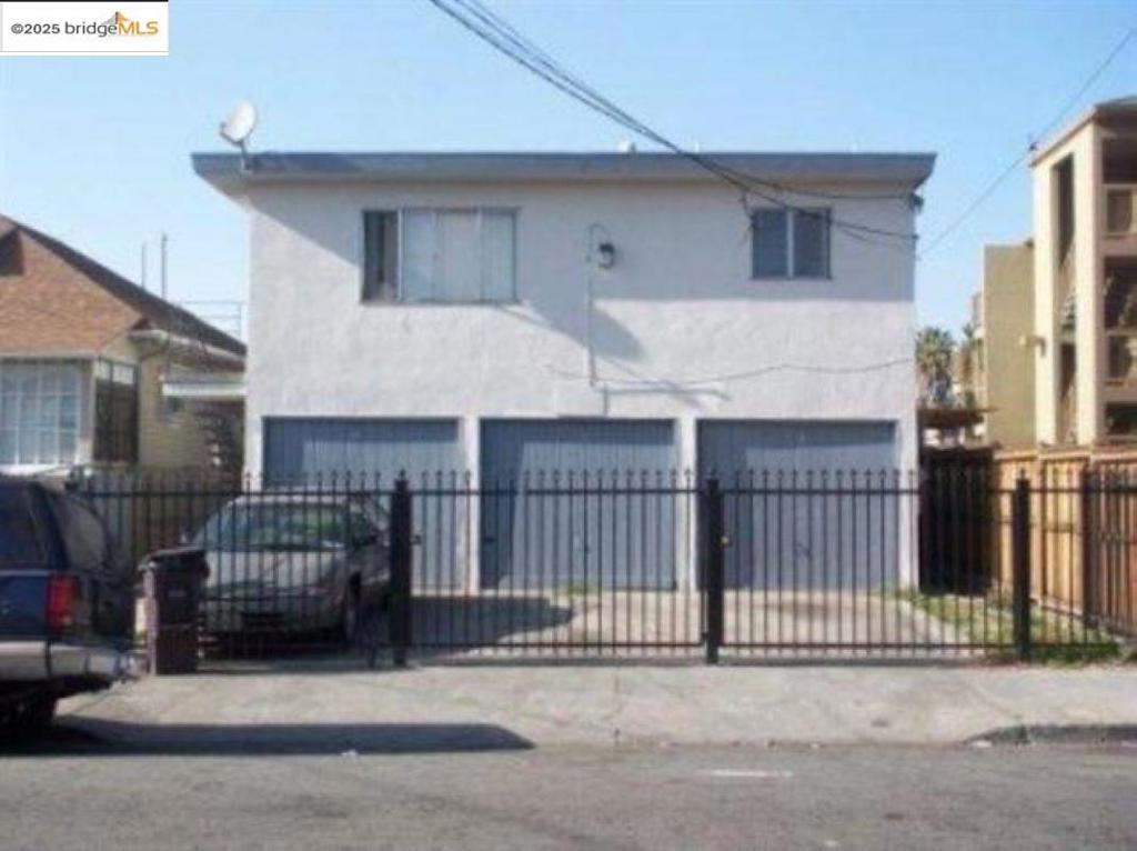 Investors dream! Perfect for investors or owner-occupants looking to capitalize on Oakland’s thriving real estate market. Located in a rapidly appreciating neighborhood, it’s a chance to secure immediate rental income potential while benefiting from long-term growth. Act fast—opportunities like this don’t last long!