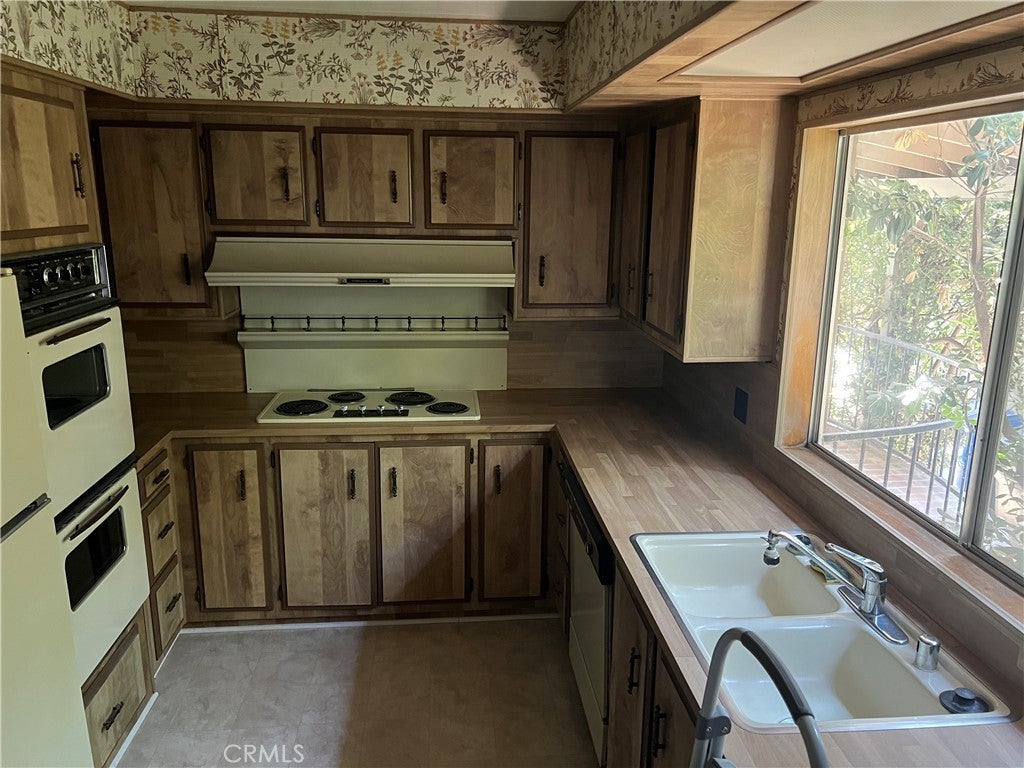 15455 Glenoaks 220