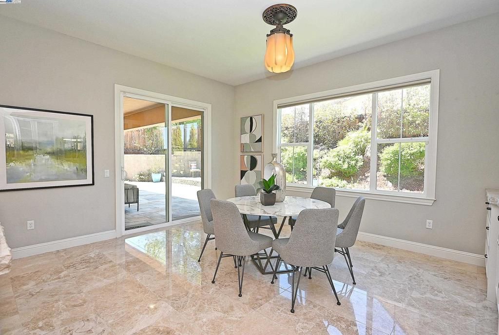 listing image 130725514877448469437