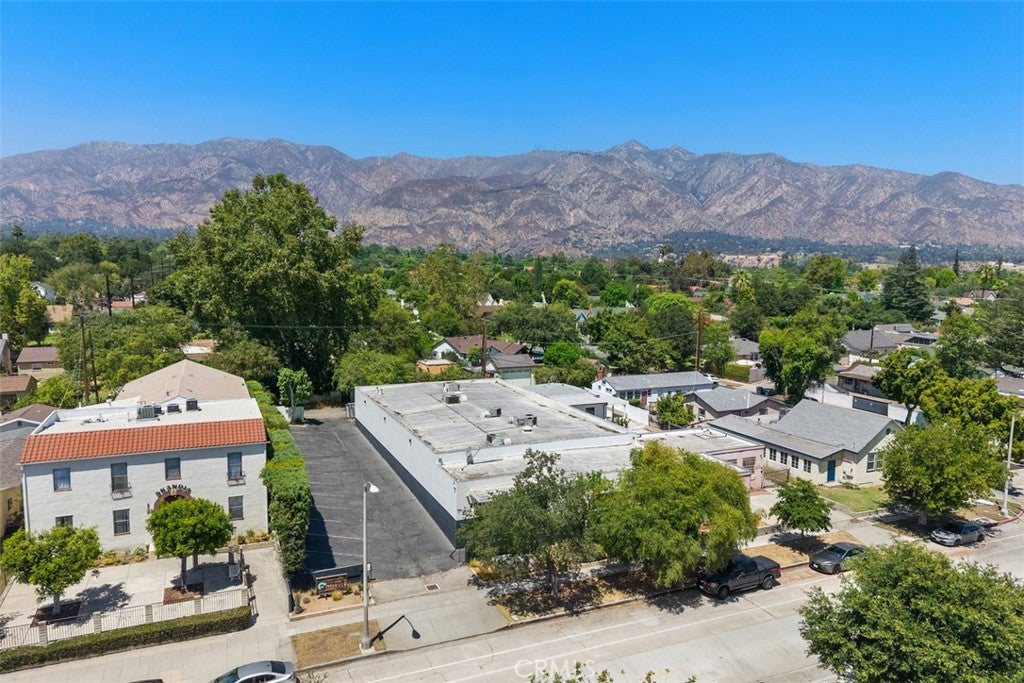 2041 E Villa