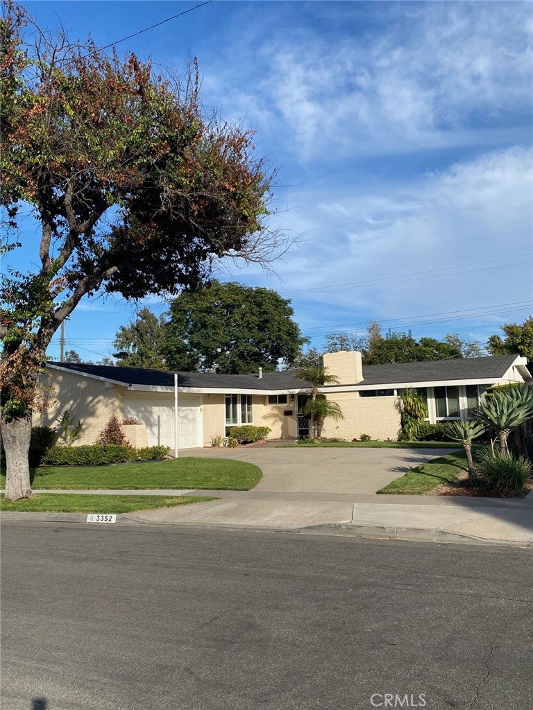 3352 Rowena DR