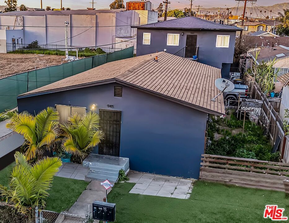 945 W 76th Street
