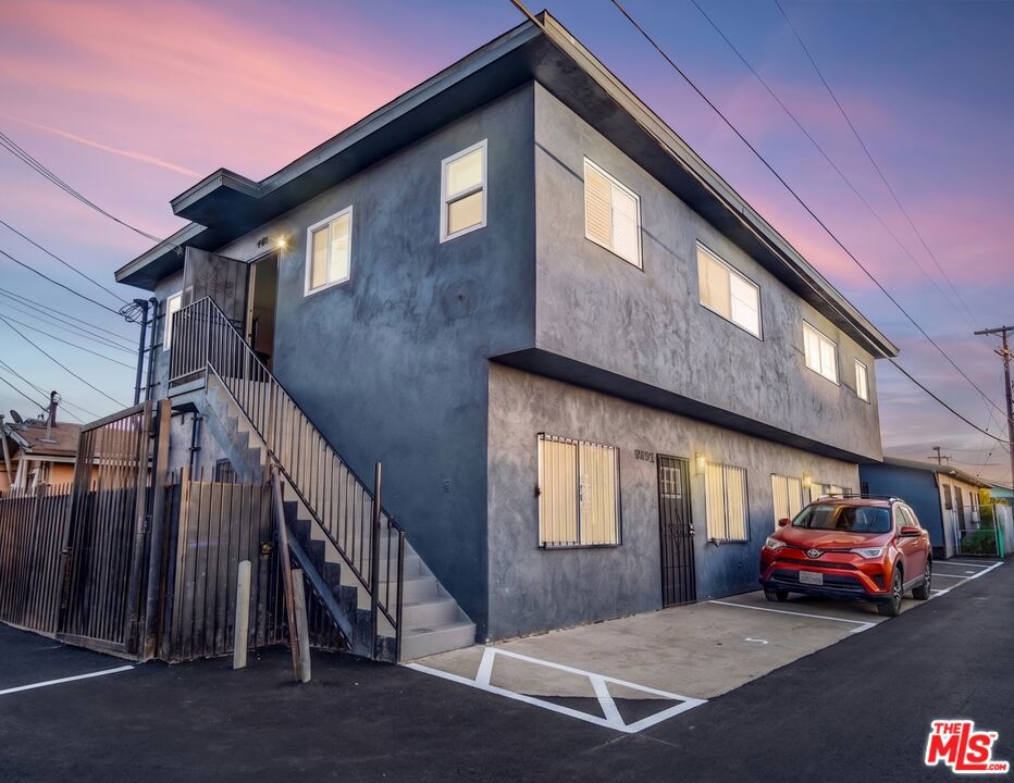 945 W 76th Street