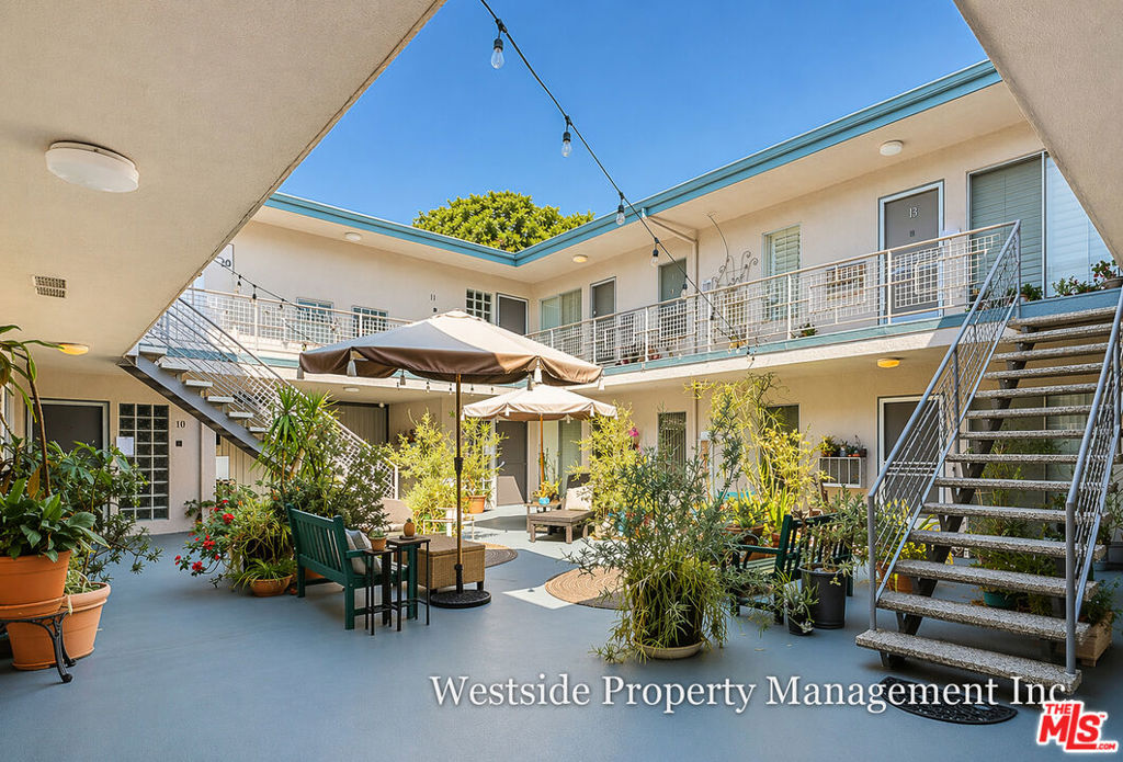 1152 N Poinsettia Place