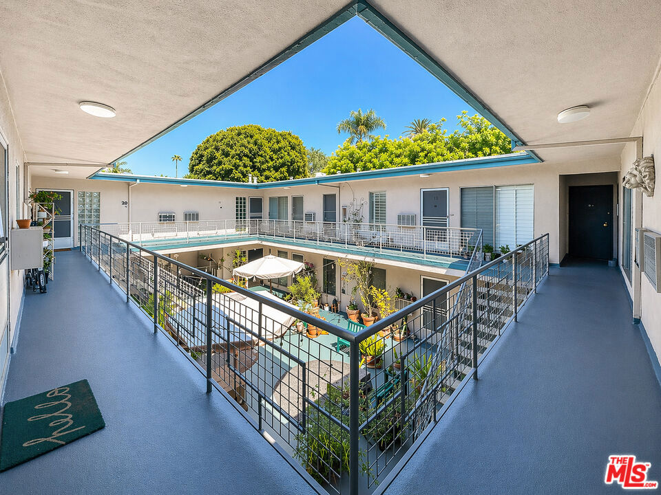 1152 N Poinsettia Place