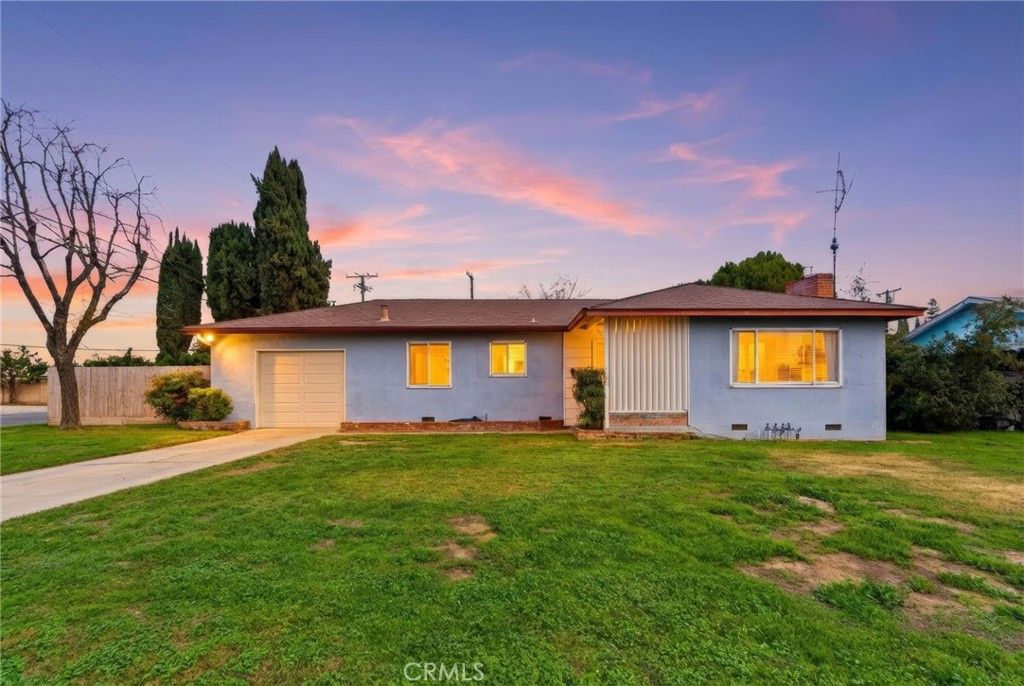 Photo of 2410 S Locust St, Visalia, CA 93277 (MLS # PI25277659)