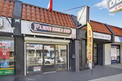 Photo of 12816 Victory Boulevard, Valley Glen, CA 91606 (MLS # SR26045329)