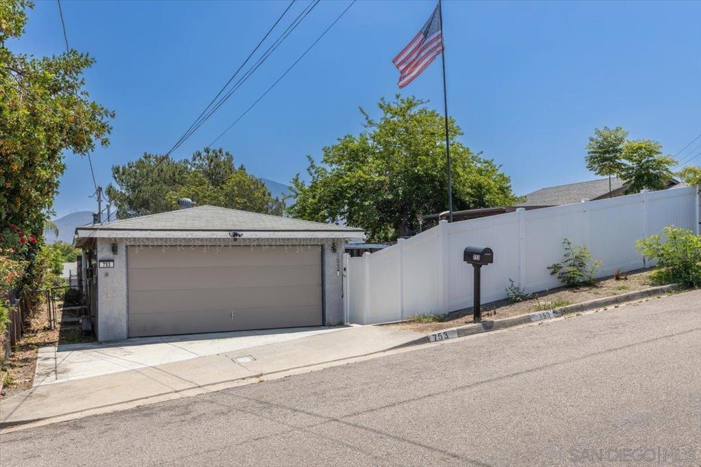 753 La Presa Ave