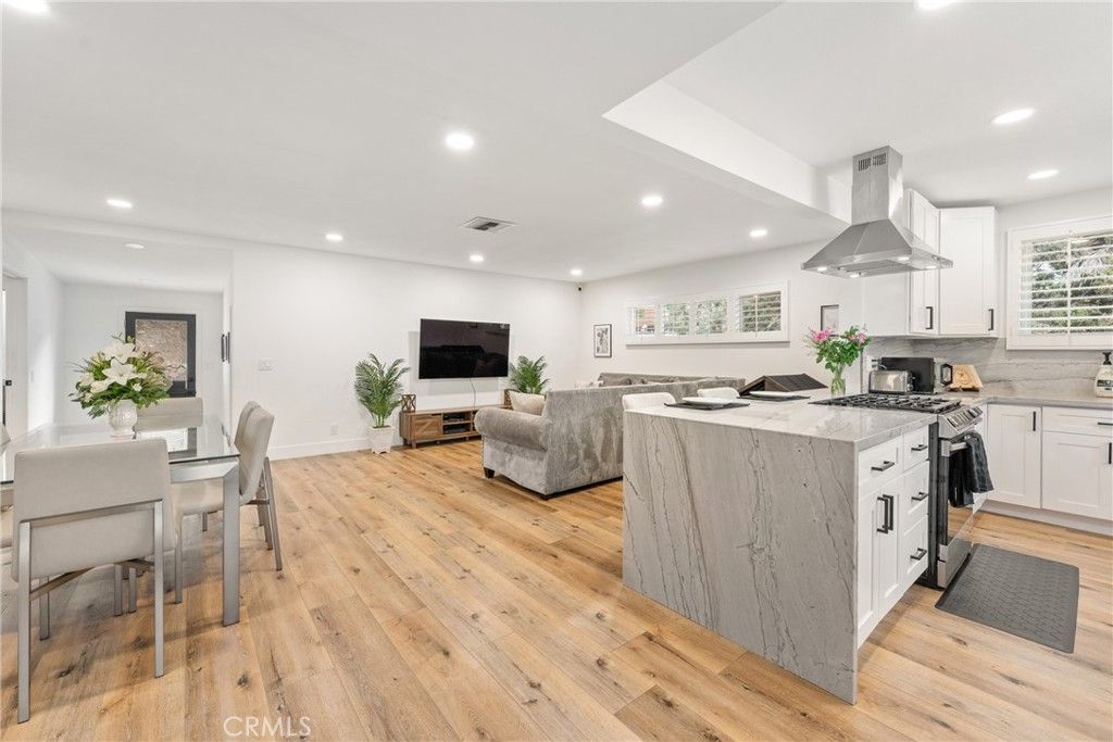 Photo of 4743 Topanga Canyon Boulevard, Woodland Hills, CA 91364 (MLS # OC25166506)