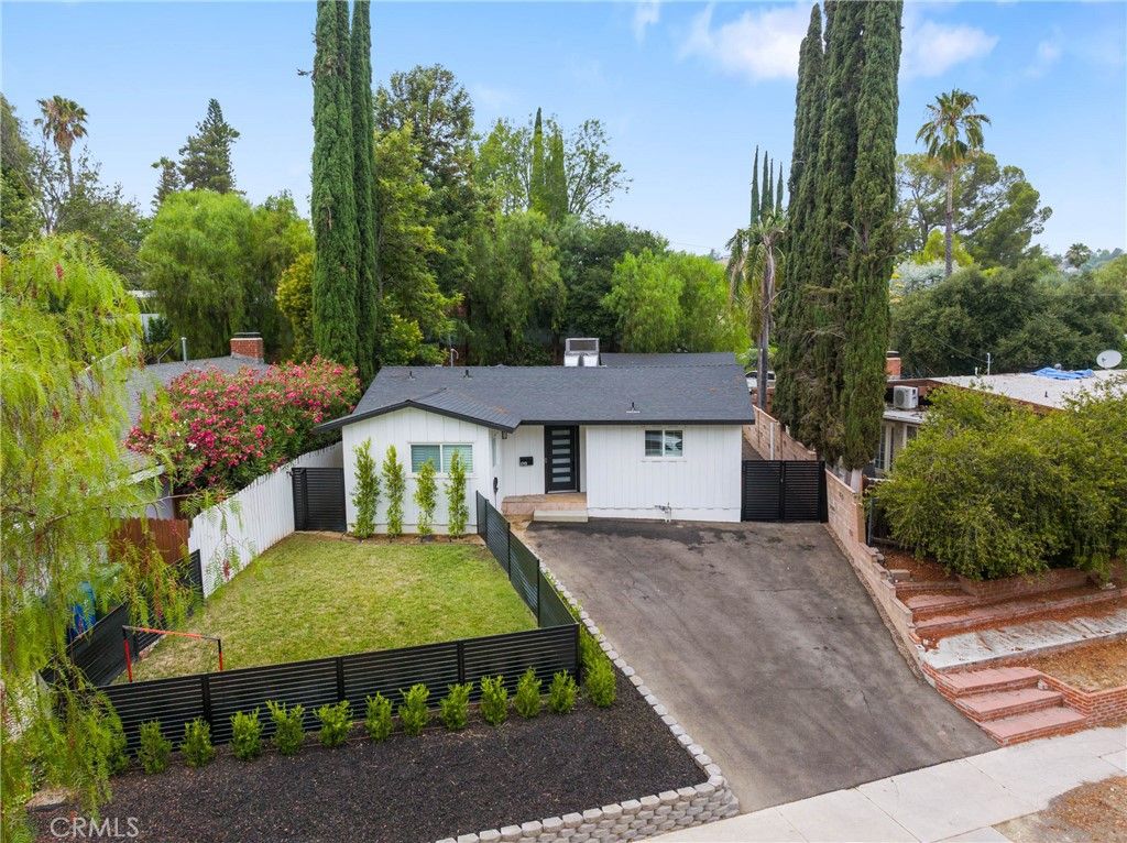 Photo of 4743 Topanga Canyon Boulevard, Woodland Hills, CA 91364 (MLS # OC25166506)