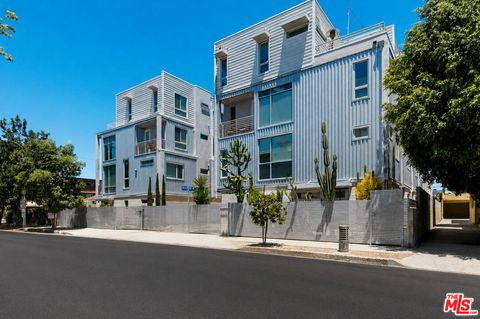 Photo of 6021 W Beachwood Lane, Los Angeles, CA 90038 (MLS # 26857959)