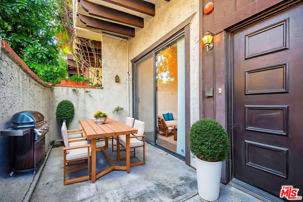 Photo of 17824 Killion Street #G, Encino, CA 91316 (MLS # 26655307)