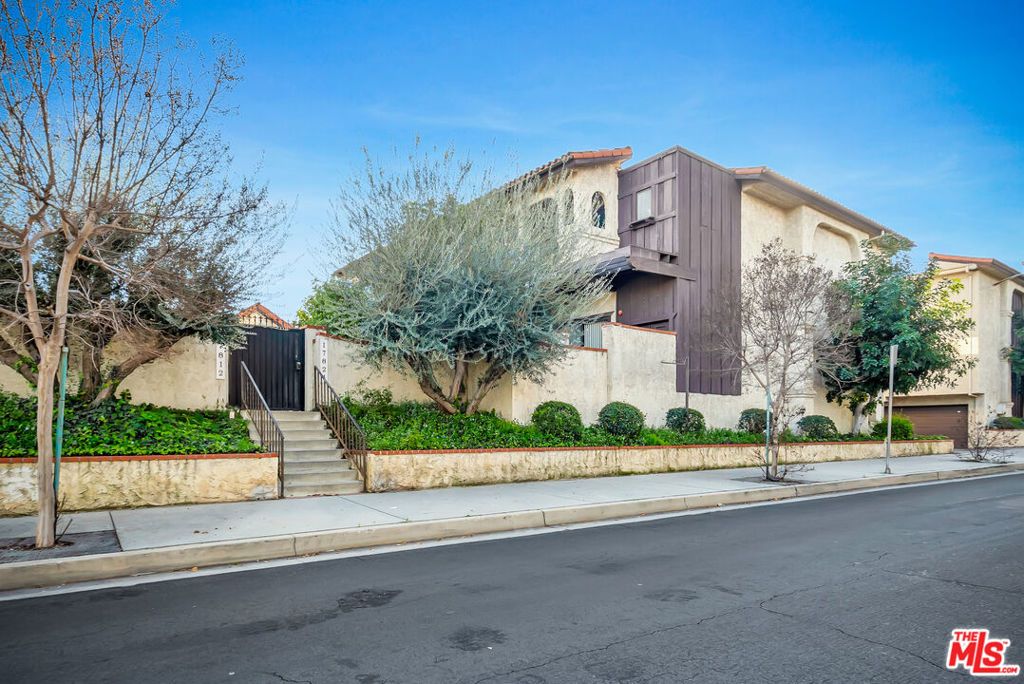 Photo of 17824 Killion Street #G, Encino, CA 91316 (MLS # 26655307)