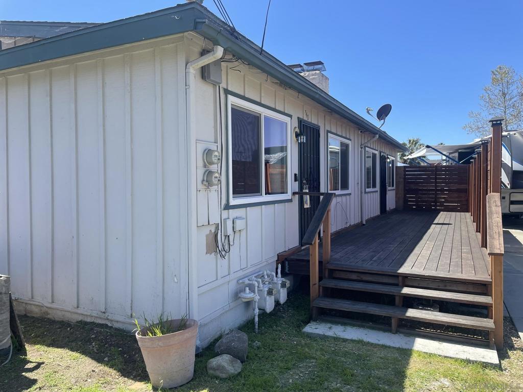 Nicely maintained duplex in the heart of Vista. Easy access to freeway, public transit and shopping.