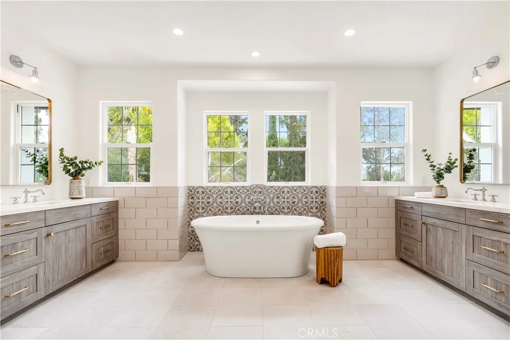 Newport Beach, California 92660, United States, 5 Bedrooms Bedrooms, ,5 BathroomsBathrooms,Residential,Active,177070