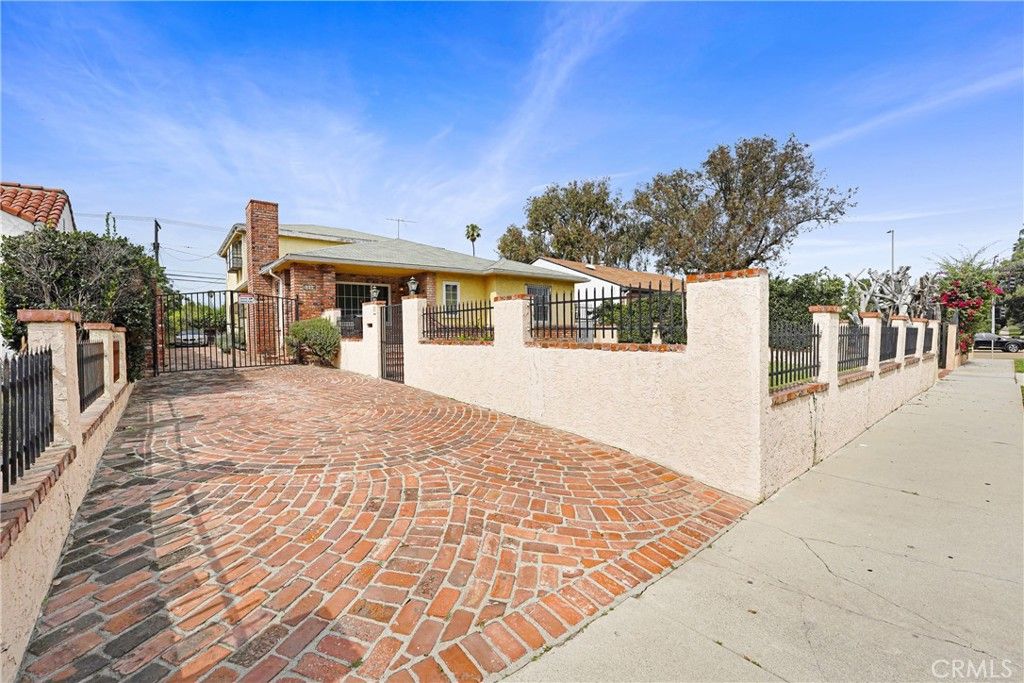 Photo of 1009 S Rimpau Blvd, Los Angeles, CA 90019 (MLS # HD26011212)