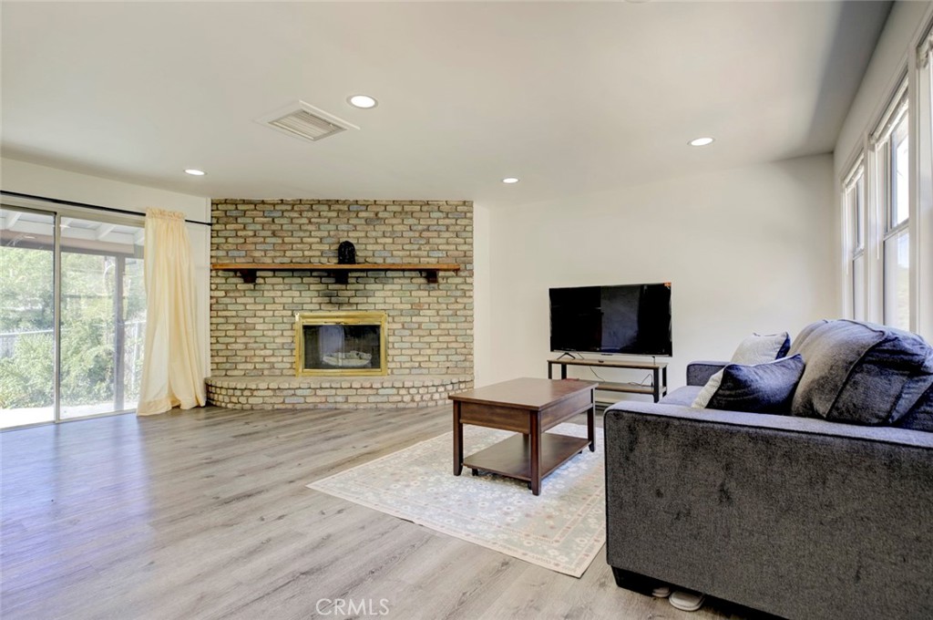 3352 Montrose