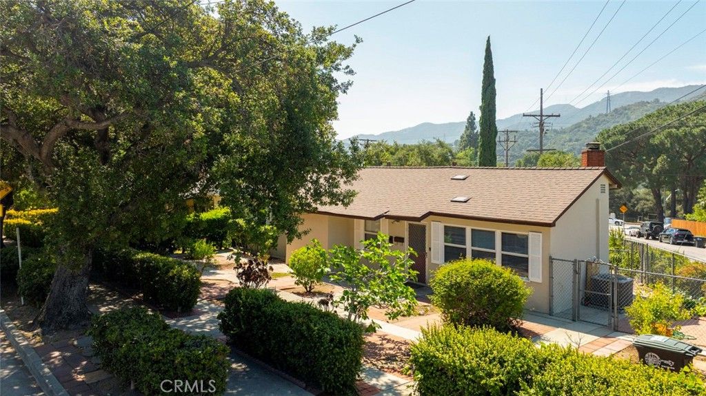 Photo of 3352 Montrose Ave, La Crescenta, CA 91214 (MLS # GD26066877)