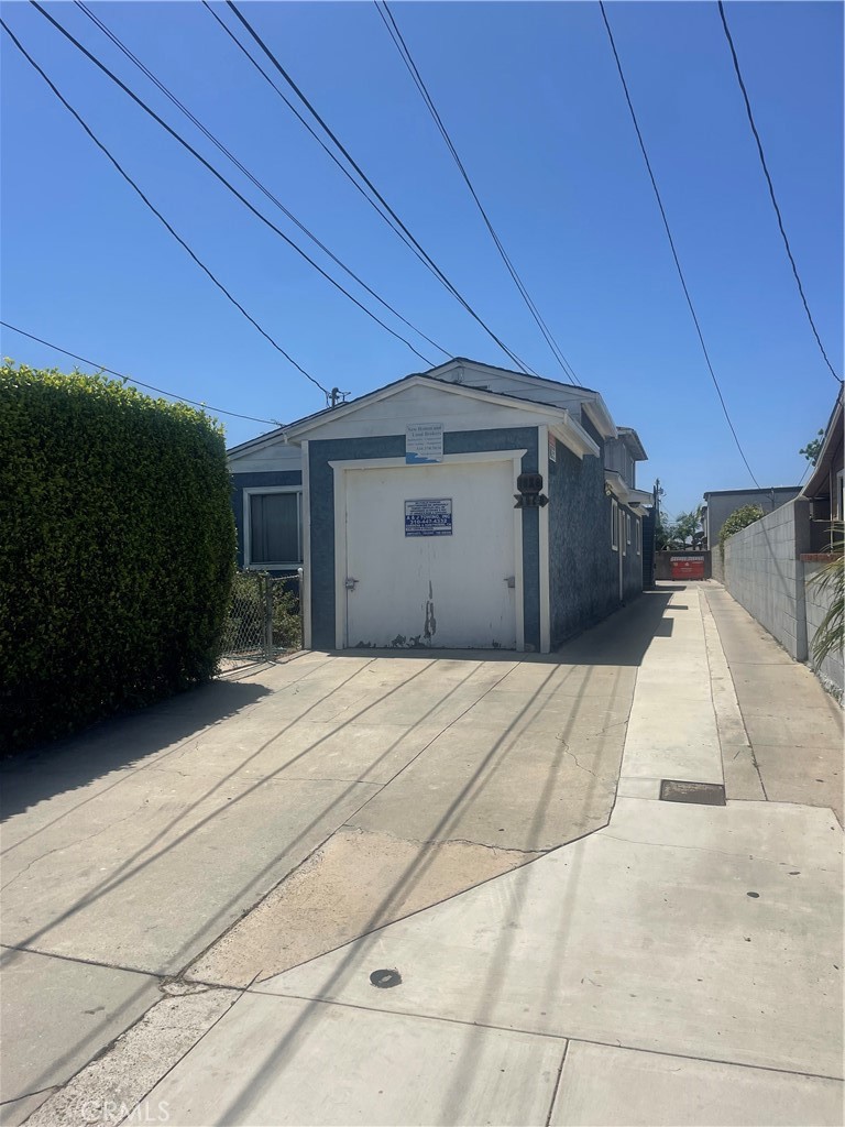 Nicely Remodeled - Upstairs 1 Bedroom 1 Bath Apartment. New LED Lights, paint & blinds. Upgraded Kitchen with appliances include stove/oven, refrigerator and washer/dryer. Upgraded Bathroom. Quality Laminate flooring throughout. View from window in Kitchen of neighborhood. Large Living Room. Carport Parking for 1 car. Small 5 unit property.