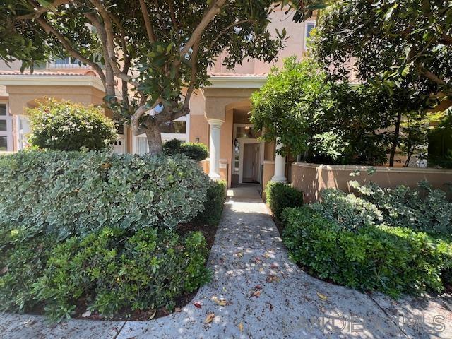 Tri level Townhome 2bd/2.5ba, 2 car ATTACHED garage that feels like a true home - Located in the coveted Renaissance of 92122 - plenty of guest parking - spacious private enclosed patio with lush trees/plants - hardwood floors, washer/dryer, dishwasher, refrigerator, gas stovetop - private balcony off kitchen/dining nook - community pool/jacuzzi - close to transits, UCSD, walking distance to UTC and restaurants/cafes - small pets considered