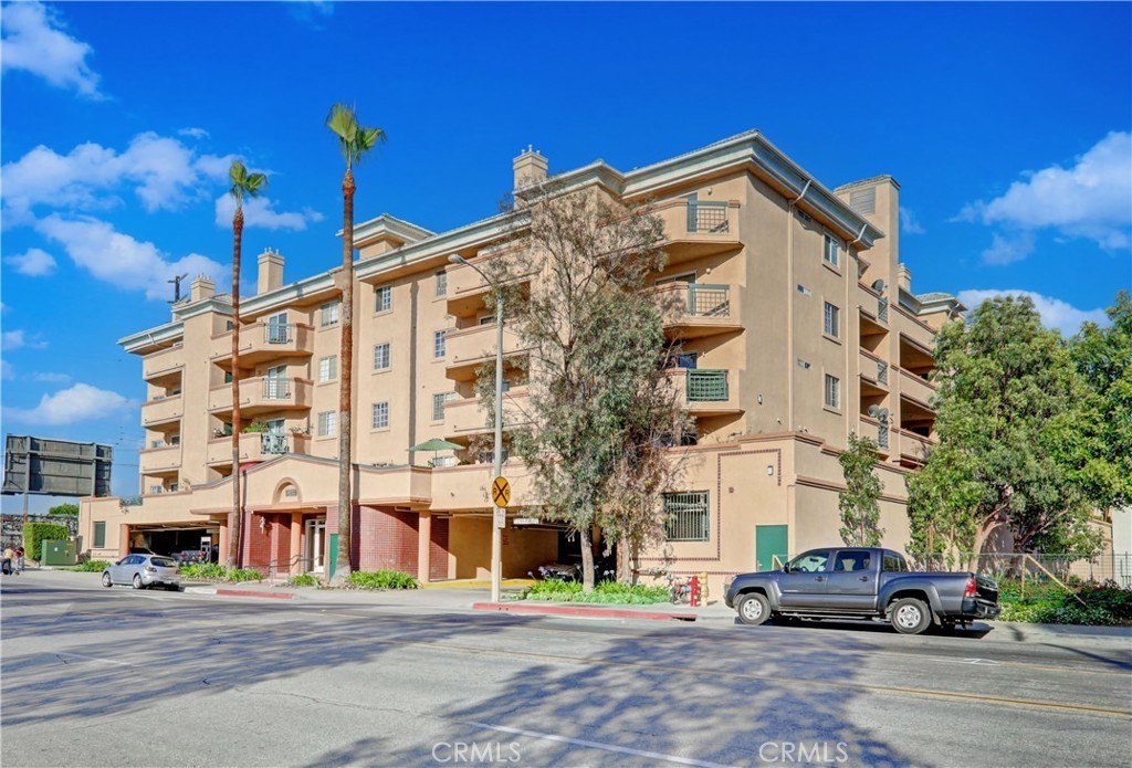 55+ Senior Living Condo – Brookshire Manor, Downey, CA
Welcome to Brookshire Manor, a highly desirable 55+ senior community located in the heart of Downey. Just steps from the Downey Theatre, Downtown restaurants, shops, and the Saturday Farmer’s Market, this location offers unbeatable convenience and lifestyle.
This 1 bedroom, 1 bathroom, 571 sq. ft. condo features an open and inviting floor plan with a private balcony. The kitchen comes equipped with an electric stove, microwave, and dishwasher, while the unit also includes a stacked washer/dryer and central air/heat for year-round comfort.
Residents enjoy access to a welcoming social lounge with kitchen, a fitness center, an entertainment lounge with pool tables, and a tranquil courtyard. All of this is within walking distance to shops, restaurants, and the Downey Theatre, with easy access to the 5, 105, 605, and 710 freeways, providing an ideal blend of comfort, convenience, and active adult living.