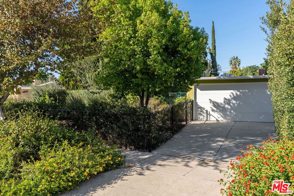 Photo of 20307 Mobile Street, Winnetka, CA 91306 (MLS # 25593425)