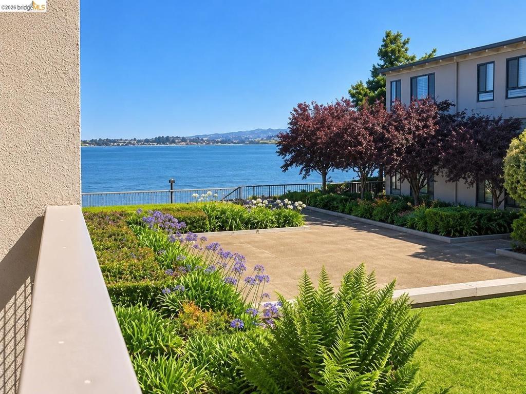 8 Commodore DR DR C359, Emeryville CA 94608