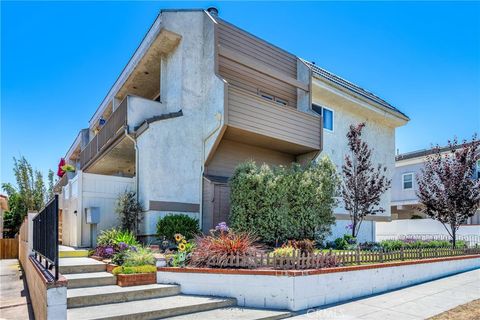 Photo of 509 N Juanita Avenue #5, Redondo Beach, CA 90277 (MLS # SB26135976)
