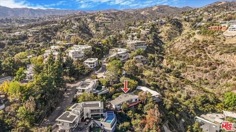 Photo of 960 N Tigertail Road, Los Angeles, CA 90049 (MLS # 25587415)