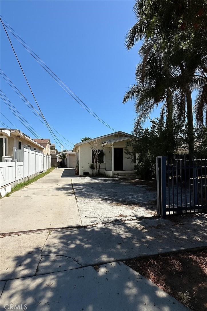 Investor Opportunity! Great Location. Duplex for Sale! Don't miss this prime investment opportunity just minutes from SoFi Stadium, The Forum, and LAX! This fixer-upper duplex features: 2 Units, Each unit 2 Bedrooms / 1 Bathroom. Ideal for rental income or a live-in/lease-out setup. With some TLC, this property has strong potential for value appreciation and solid rental returns in a rapidly developing area.